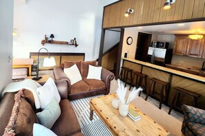 Smart TV, caminetto, tavolo da ping pong