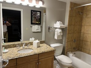 Combined shower/tub - Vistana Villages -2BR Villa, Dec 19th-26, 2022. $1850 (Orlando)