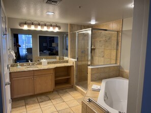 Combined shower/tub - Vistana Villages -2BR Villa, Dec 19th-26, 2022. $1850 (Orlando)