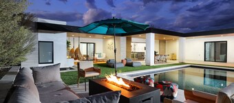 Central Tucson Luxury - Minutes from U of A - Saltwater Pool - Sleeps 10