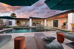 Una piscina al aire libre