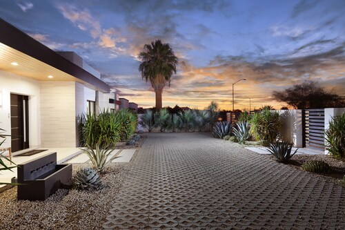 Central Tucson Luxury - Minutes from U of A - Saltwater Pool - Sleeps 10