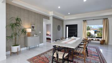 5 bedrooms, iron/ironing board, free WiFi, bed sheets