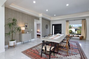 5 habitaciones, tabla de planchar con plancha y wifi gratis 