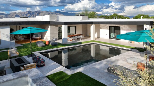 Una piscina al aire libre