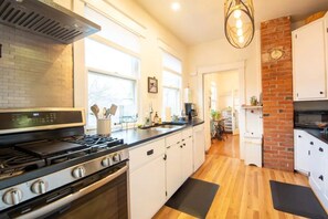 Fridge, microwave, oven, stovetop - 4 Bed 4 Bath House: steps to Downtown Manitou Springs (Manitou Springs)