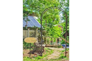 Property grounds - White Yarrow Inn House in Downtown Manitou Springs (Manitou Springs)