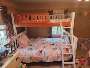 5 bedrooms, iron/ironing board, free WiFi, bed sheets