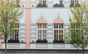 Vista frontal de la propiedad