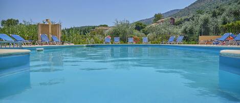 حمّام سباحة خارجي