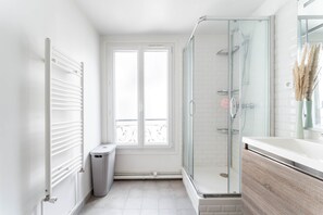 Badewanne, Haartrockner, Handtücher, Seife