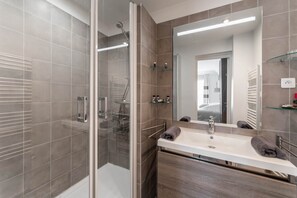 Badewanne, Haartrockner, Handtücher, Seife
