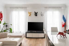 Una televisión, un reproductor estéreo