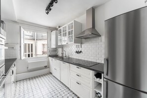 Fridge, microwave, oven, stovetop - Haussmannian apartment - top floor (Paris)