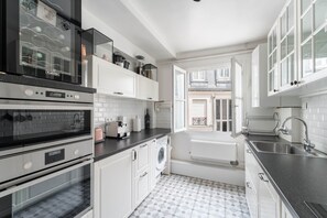 Frigorífico, microondas, horno y placa de cocina