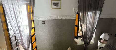 5 dormitorios, tabla de planchar con plancha, cuna de viaje