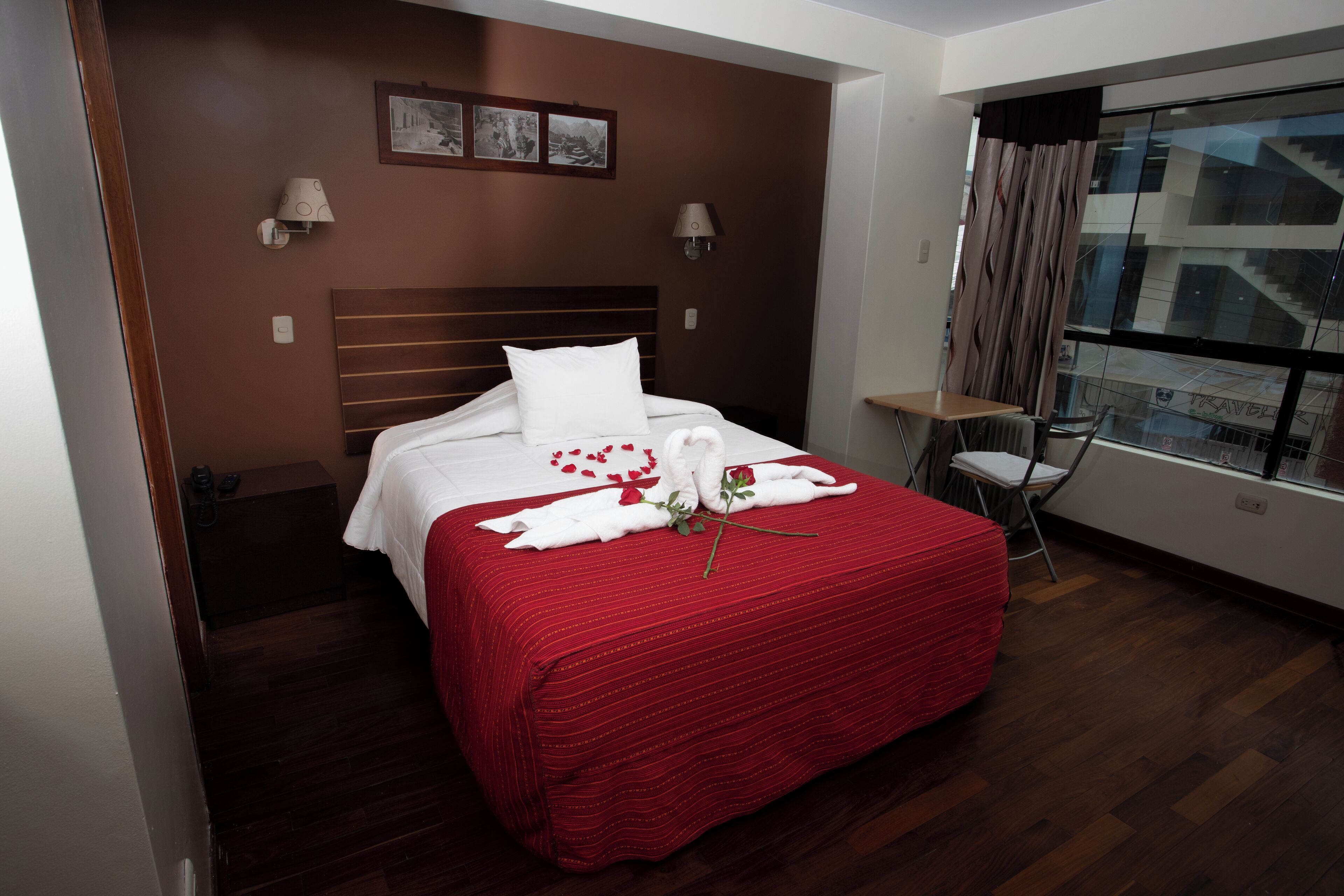 标准双人房或双床房 | 客房内保险箱、熨斗/熨板、免费 WiFi、床单