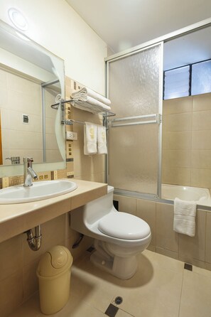 Shower, rainfall showerhead, hair dryer, towels - kAPAC INN HOTEL (Cusco)