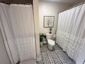 Ducha, bañera de hidromasaje, secador de pelo, toallas