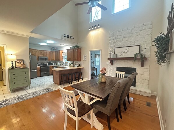 Dining - Country Home near Chattanooga, Harrison Bay, Howe Farms, and Gray Dove venues! (Ooltewah)