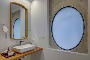 Chambre Premium | Salle de bain | Douche, douche à « effet pluie », articles de toilette gratuits