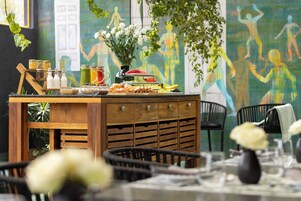 Daily cooked-to-order breakfast (USD 13 per person)