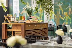 Petit déjeuner préparé sur commande (13 USD par personne)