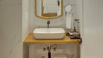 Junior Room | Bathroom | Shower, rainfall showerhead, free toiletries, hair dryer