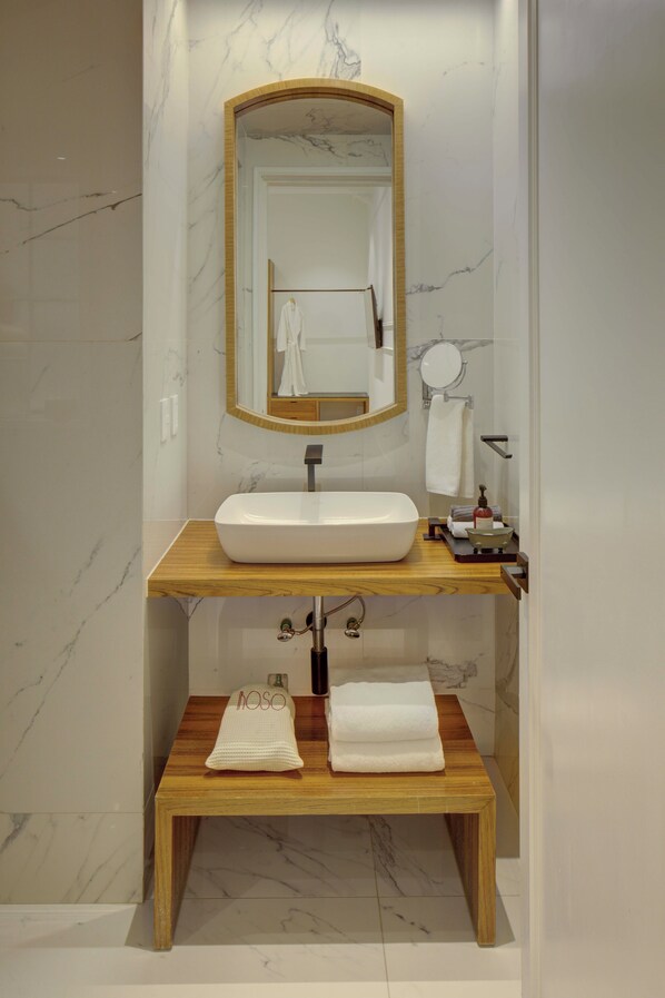 Junior Room | Bathroom | Shower, rainfall showerhead, free toiletries, hair dryer - Roso Guest House (Mexico City)