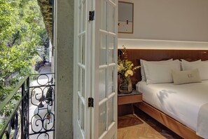 Premium Room | Premium bedding, down comforters, Tempur-Pedic beds, in-room safe - Roso Guest House (Mexico City)