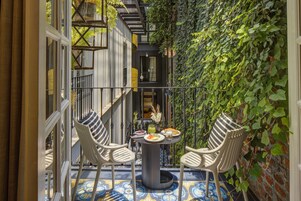 Junior Room | Premium bedding, down comforters, Tempur-Pedic beds, in-room safe