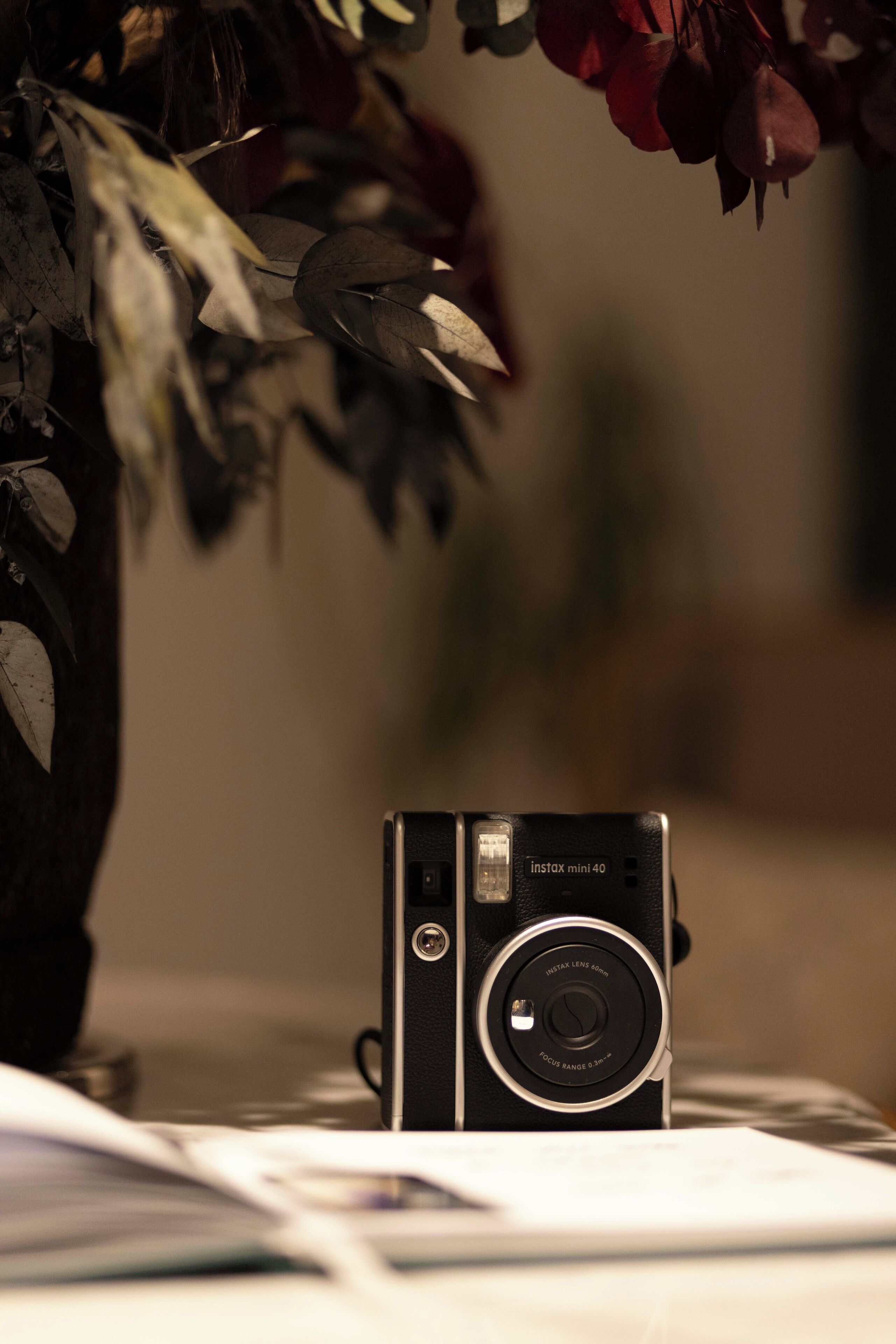 Een camera op een tafel, met een onscherpe achtergrond.