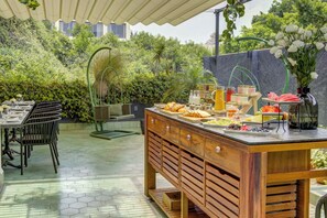 Daily cooked-to-order breakfast (USD 13 per person) - Roso Guest House (Mexico City)