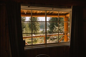 Cabin #1 The Bugs (2 bedrooms) | In-room dining