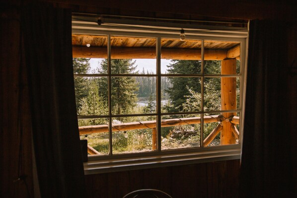 Cabin #1 The Bugs (2 bedrooms) | In-room dining