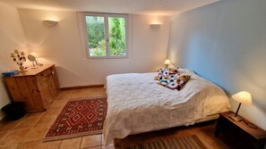 3 bedrooms, desk, iron/ironing board, free WiFi