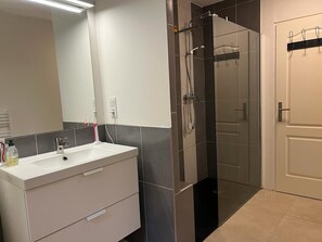 Shower, hair dryer, towels - Villa 160m², swimming pool and large unoverlooked garden (Margon)
