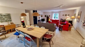 Fernseher, Kamin, DVD-Player, Tischtennisplatte