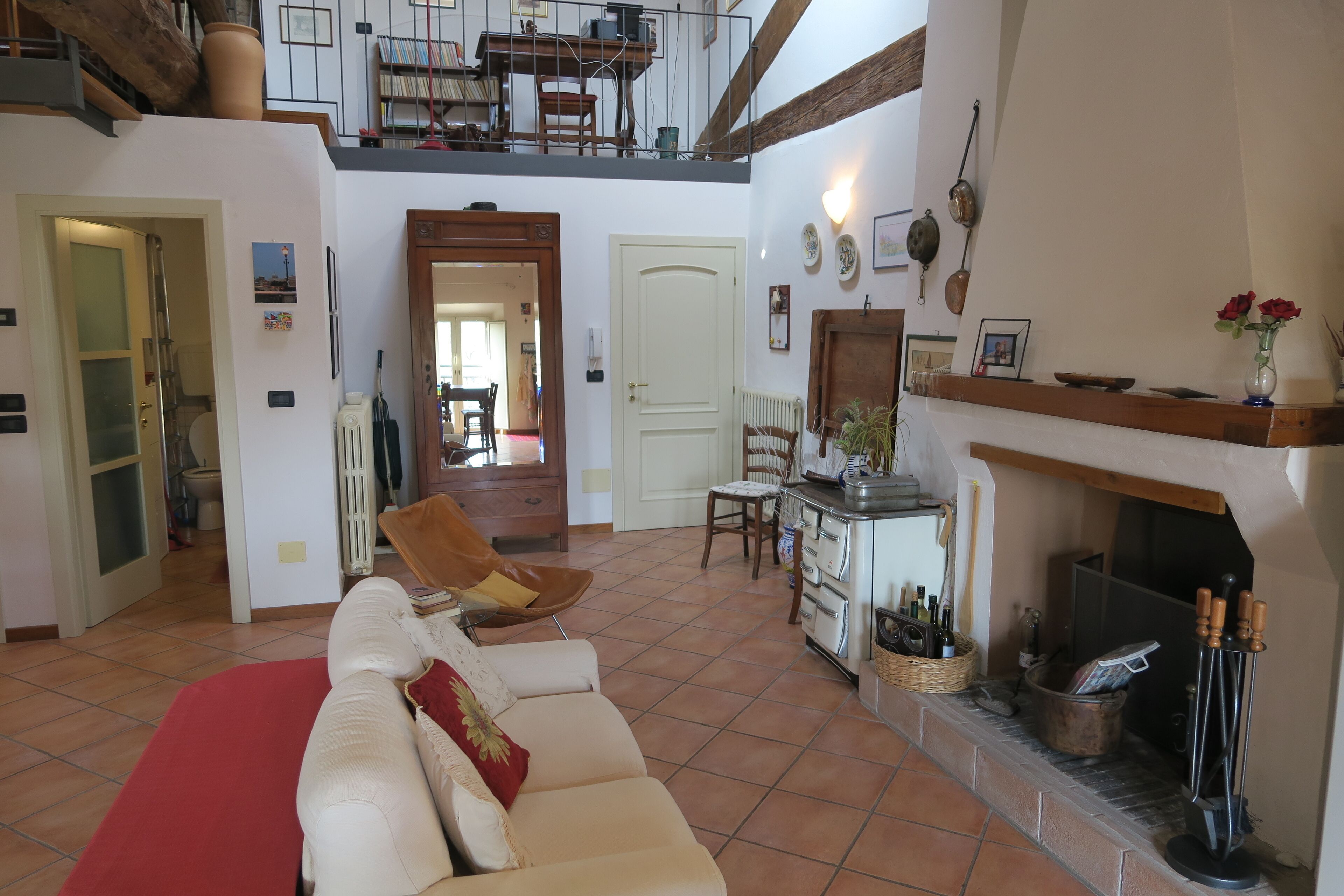 Smart TV, caminetto, libri, impianto stereo