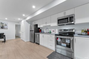 Fridge, microwave, oven, stovetop - Brand New Ground Level Guest Suite, Close to Beach, US Boarder (Surrey)