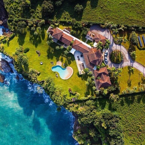 Luxury Oceanfront Villa w/ Pool and cliffside tub