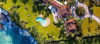 Luxury Oceanfront Villa w/ Pool and cliffside tub