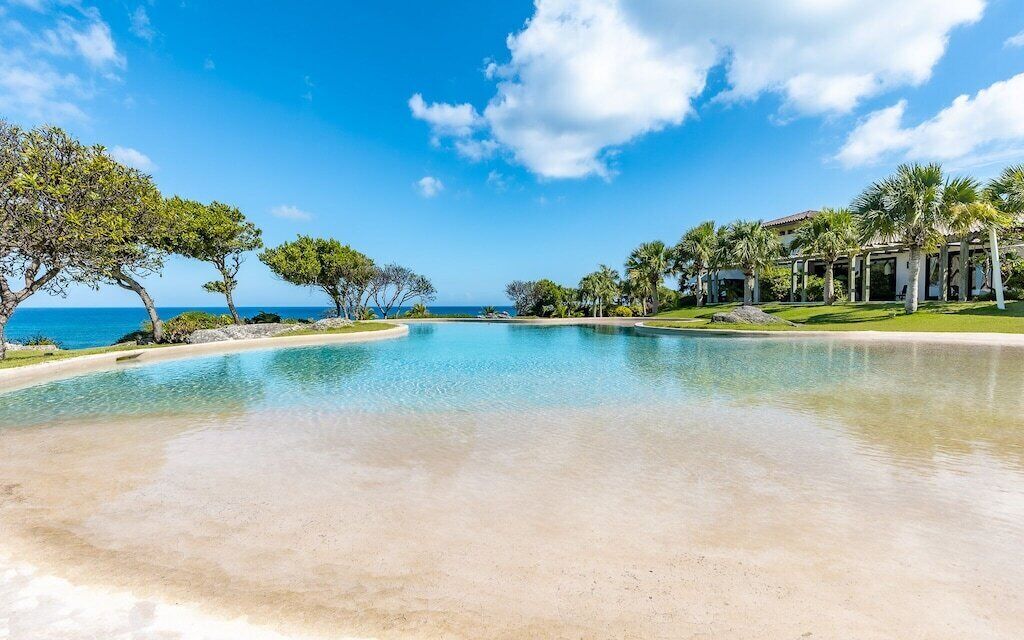 Una spiaggia nelle vicinanze