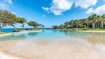 Una spiaggia nelle vicinanze