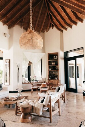 Älytelevisio, pöytätennispöytä, kirjoja, stereot