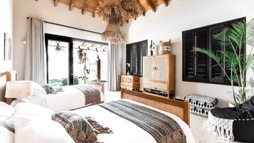 5 slaapkamers, een bureau, een strijkplank/strijkijzer, reisbedje