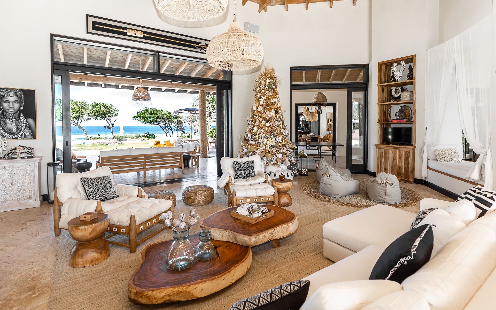 Älytelevisio, pöytätennispöytä, kirjoja, stereot