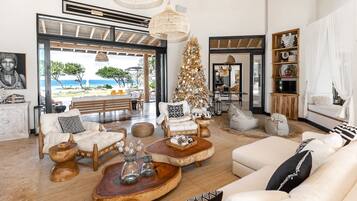 Älytelevisio, pöytätennispöytä, kirjoja, stereot