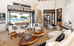 Älytelevisio, pöytätennispöytä, kirjoja, stereot