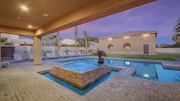 Alberca al aire libre y alberca climatizada